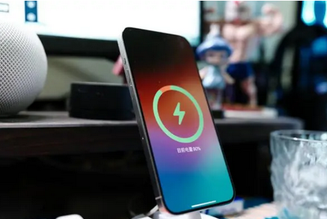 石林苹果15换屏服务分享用什么充电器给iPhone15充电更好 